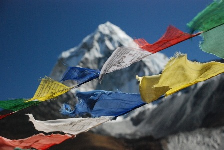 Banderas de oración tibetanas ondeando en el Himalaya